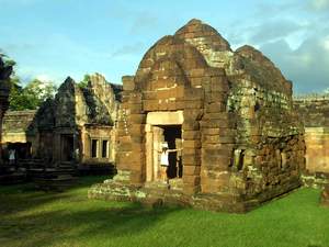 Neben Dinosaurier-Funden und archäologischen Ausgrabungen zählen die steinernen Hinterlassenschaften des Khmer-Reichs aus dem 9. bis 15. Jahrhundert zu den größten touristischen Schätzen des Nordostens.