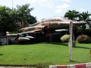 Die größten Städte des Isaan haben während des Vietnam-Kriegs einen gewaltigen Boom erfahren. Die Amerikaner haben dort große Flugbasen angelegt, die noch heute militärisch oder auch zivil genutzt werden.