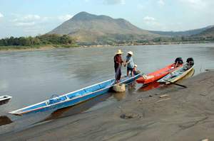 Idyllische Impressionen von der Lebensader Südostasiens: Auf weiten Strecken bilden die schlammig braunen Fluten des Mekong die Grenze zum Nachbarland Laos.