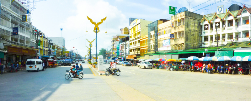 Die kleine Stadt Mae Sai, auf Thai áÁèÊÒÂ, stellt den nördlichsten Punkt Thailands dar und wird nur durch den gleichnamigen Fluss vom benachbarten Myanmar getrennt. DER FARANG tauchte ab in den lebhaften Grenzverkehr, mischte sich zwischen Schmuggler und Händler und schaute sich in Tachilek auf der gegenüberliegenden Grenzseite, der selbsternannten „City of the Golden Triangle”, um. Fotos: bj 