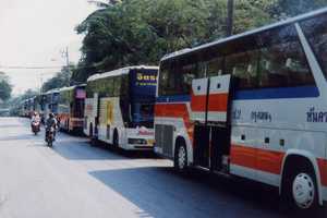 Ein alltägliches Stadtbild: In langer Reihe parken Reisebusse in der City.