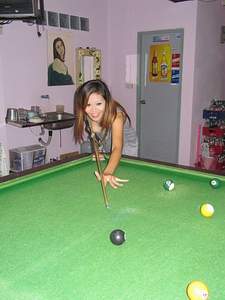 “Hello, do you want to play some Pool…?“ Doch Vorsicht: Diese Frau ist ein echter Pool-Profi.
