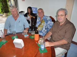 Stammtisch in Georg`s Bar und Restaurant. Hier treffen sich deutschsprachige Residenten zum gemeinsamen Informationsaustausch bei einem kühlen Bier.