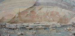 Kunstgalerie in der Natur: Als Höhepunkt des Nationalparks gelten die bis zu 4.000 Jahre alten Felsmalereien, die Szenen aus dem Alltag einer fernen Kultur darstellen.