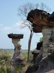 Mysteriös wirkende, Pilzen ähnliche Felsskulpturen aus Sandstein, in Thai Sao Chaliang, geben dem Betrachter das Gefühl, eine ferne, fremde Welt zu betreten.