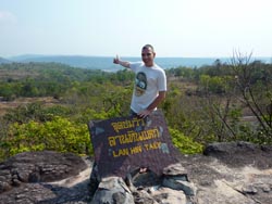 Am Rande des Königreiches: Südlaos ist nur noch einen Steinwurf entfernt, der weitreichende Panoramablick auf den Mekong begeistert den Journalisten.
