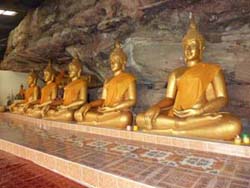 In der „Heavenly Cave“ befinden sich unter gewaltig wirkenden, herabhängenden Felsen acht vergoldete Buddhastatuen.