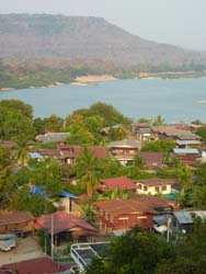 Idyllisch gelegen am Zusammenfluss von Mekong und Mun River, bietet die kleine Stadt zahlreiche Aussichtspunkte.