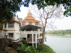 Hoch über dem bedächtig dahinfließenden Mekong im Wat Hin Mak Peng, der ideale Platz für intensive Meditation.
