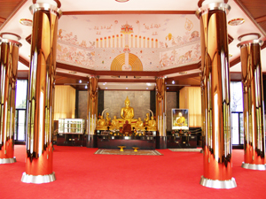 Das Innere der 2001 fertiggestellten Pagode des Wat Pra Sudham Chedi ist sowohl Tempel als auch Museum.