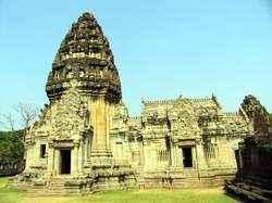 Die Ruinen von Phimai liegen zwar in Thailand, symbolisieren aber mit ihren Bildhauerarbeiten die typische Architektur der einstigen Khmer-Kultur.
