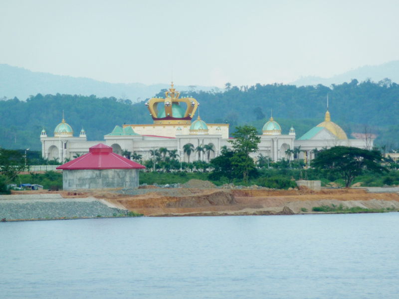 Auf der laotischen Seite, aber auch in Myanmar, buhlen Casinos um die spielfreudige Thai-Kundschaft. 
