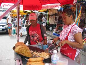 Neben den niedrigen Übernachtungspreisen wird vor allem das günstige Essen auf der Khao San Road von den Touristen geschätzt. Eine satt machende Portion 