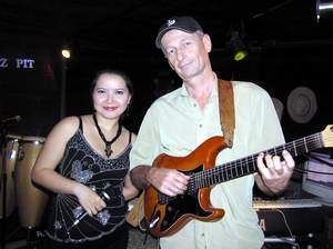 Der österreichische Gitarrist Thomas begleitet die philippinische Sängerin Rein. 