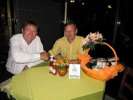 Alfred Ulferts, Sales Director von Boncafé, gratuliert Inhaber Jürgen Rehm und freut sich schon auf die bevorstehenden Skatabende im 