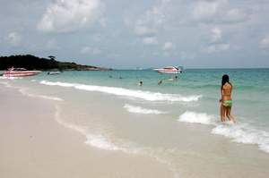 Als Hauptstrand von Koh Samet zählt der einen Kilometer lange, bis zu 30 Metern breite und von schneeweißem Puderzucker-Sand gesegnete Hat Sai Kaew  auch gern 