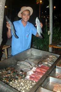 Wer auf einer Insel urlaubt, genießt gern fangfrische, maritime Kost  wie sie auf Koh Samet vielerorts verlockend angeboten wird. 