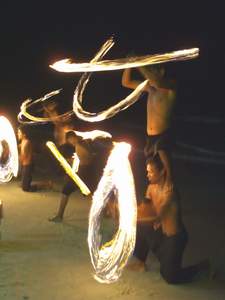 Die rasanten Feuershows auf Thailands Inseln begeistern mittlerweile durch eine atemberaubende, perfekt wirkende Choreographie.