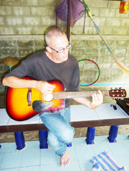 Neben Tee ist die Gitarre Thomas Kaspers große Leidenschaft.
