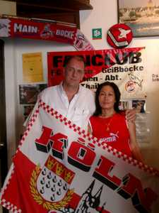 Kuppi und Wanni vor der Fan-Club-Ecke des 1. FC Köln. Beide sind Mitglieder bei den FC-Kölsch-Geissböcken.