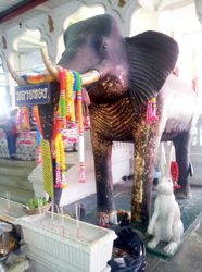 Glücksbringer: Elefant im Wat Luang Pho Pak Dang.