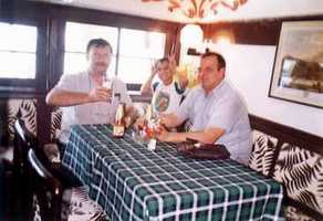  In den 80er Jahren: Dick und Jochen Pres vom damaligen Smile House Restaurant. In der Mitte Dicks Sohn Richard. 