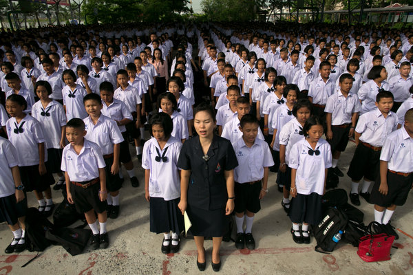 Jeden Tag vor Beginn des Unterrichts singen Schülerinnen und Schüler die Nationalhymne „Phleng Chat Thai“.