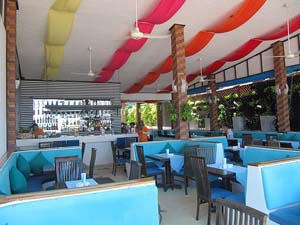 In dem hoteleigenen Restaurant direkt am Strand können die Hotelgäste alle Mahlzeiten des Tages einnehmen.