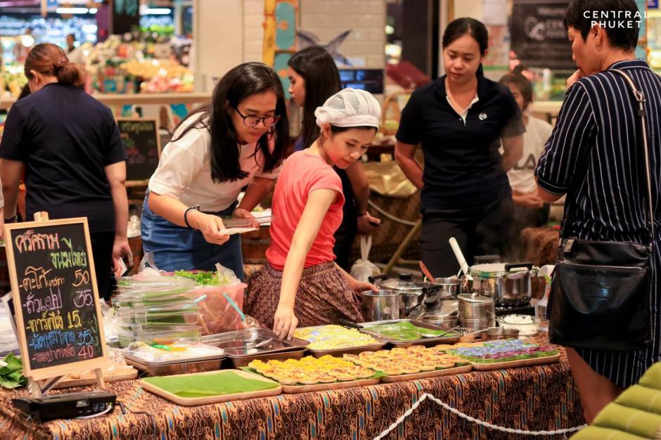 In Anlehnung an einen traditionellen Thai-Markt werden authentische lokale Snacks und Speisen angeboten.