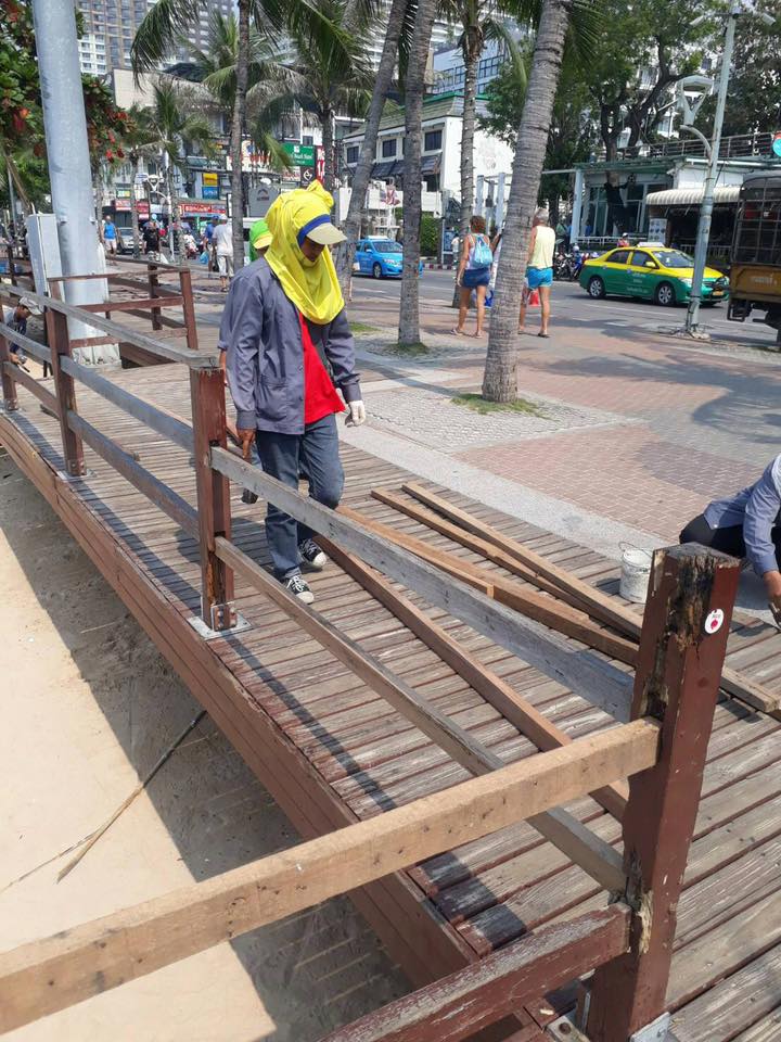 Verfaulte Pfosten und auseinander gebrochene Holzbalken trübten seit mehreren Jahren das Erscheinungsbild der Balustrade. Foto: PR Pattaya