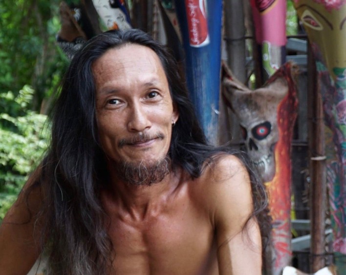 Mit Herzlichkeit und Edelmut beweist der lokale Künstler Chatuphum Loosiri auf Koh Phangan „Nam Jai“. 