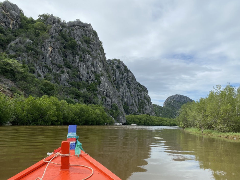 Eine Bootsfahrt hilft den Besuchern, die wahre Schönheit des Nationalparks Khao Sam Roi Yot mit seiner einzigartigen Pflanzen- und Tierwelt zu genießen. Fotos: Dunsbach