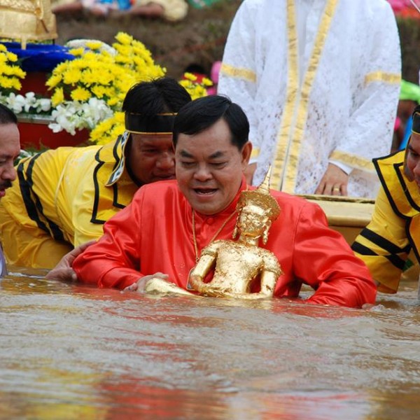 Behutsam wird die Buddhafigur ins Flusswasser getaucht.