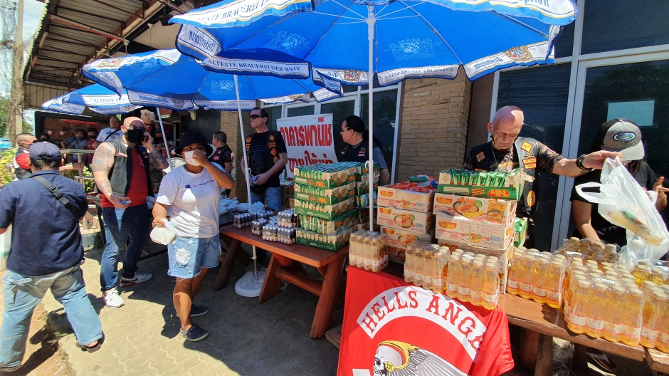 Verteilt wurden ausschließlich Lebensmittel, die ein Thai-Haushalt zum Kochen benötigt. Besonders stolz sind beide Clubs darauf, dass an diesem Tag niemand der 1.000 Menschen hungrig zurückgelassen wurde. Foto: Jahner