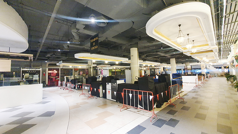 Das Terminal 21 erstrahlt normalerweise in bunten Farben. Im Lockdown erinnert die Einkaufswelt an eine „Geister-Mall“.