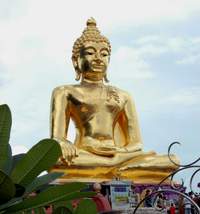 Erst wenige Jahre alt, erhebt sich diese goldglänzende Buddha-Statue genau im Herzen des Goldenen Dreiecks.