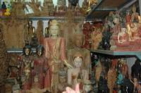 Eine herrliche Vielfalt von Buddha-Statuen erwartet die Besucher des Bangkoker Wochenend-Markts Chatuchak.