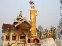 Nicht nur innen, sondern auch im Aussenbereich sind Tempelanlagen häufig mit schmucken Buddha verziert.