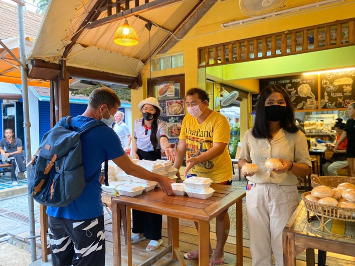 Gestrandete Ausländer werden auf der Insel kostenlos medizinisch versorgt und erhalten zwei Mahlzeiten am Tag. Foto: Phi Phi Tourist Business Association