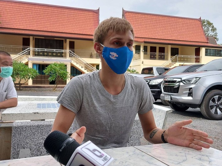 Ein 25-jähriger Russe fand Zuflucht in einem Tempel und hilft im Gegenzug bei den täglichen Arbeiten. Foto: TAT Surat Thani Office