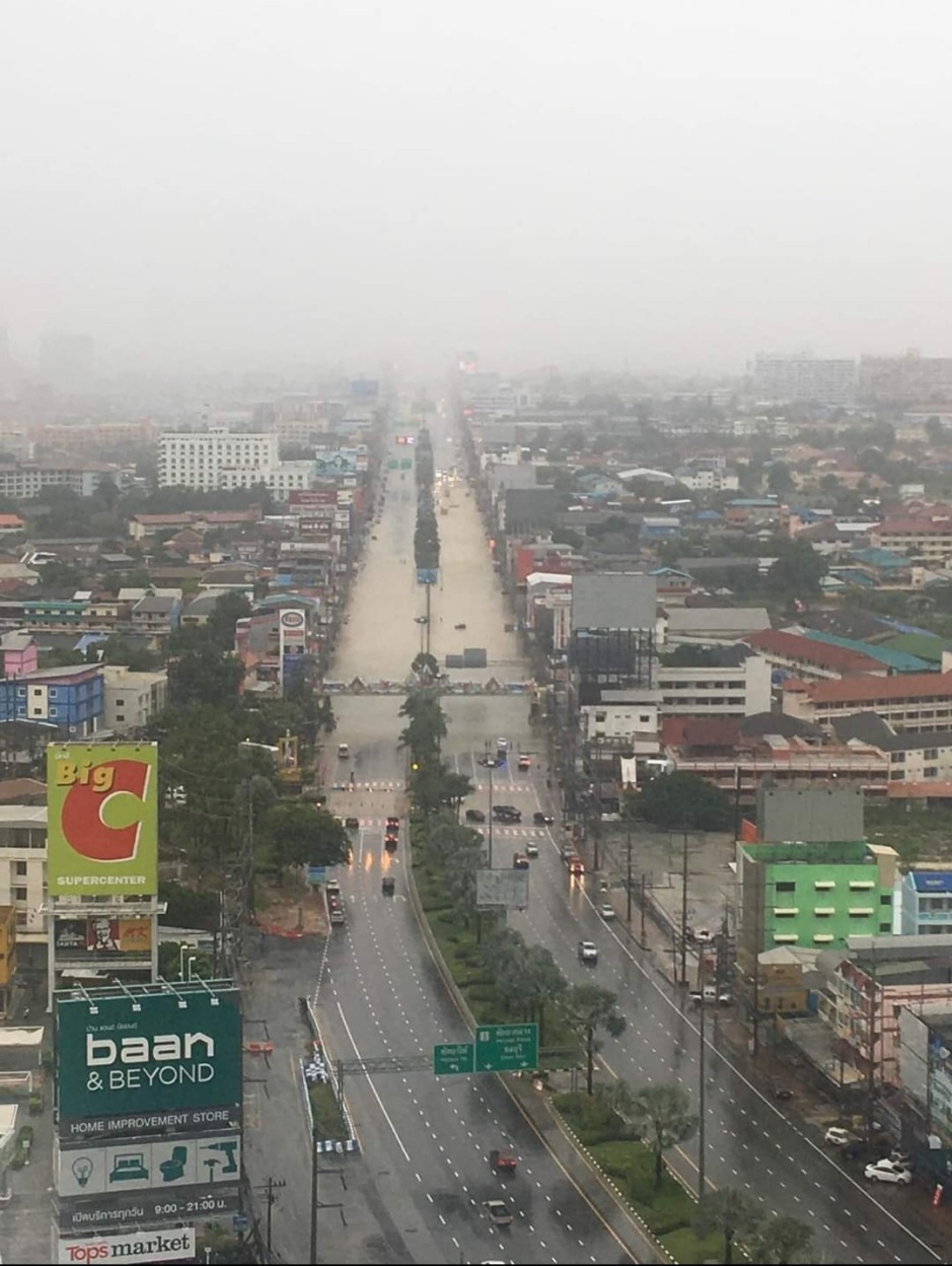 Auf der Sukhumvit Road sammelte sich in allen Senken der Straße das Wasser.