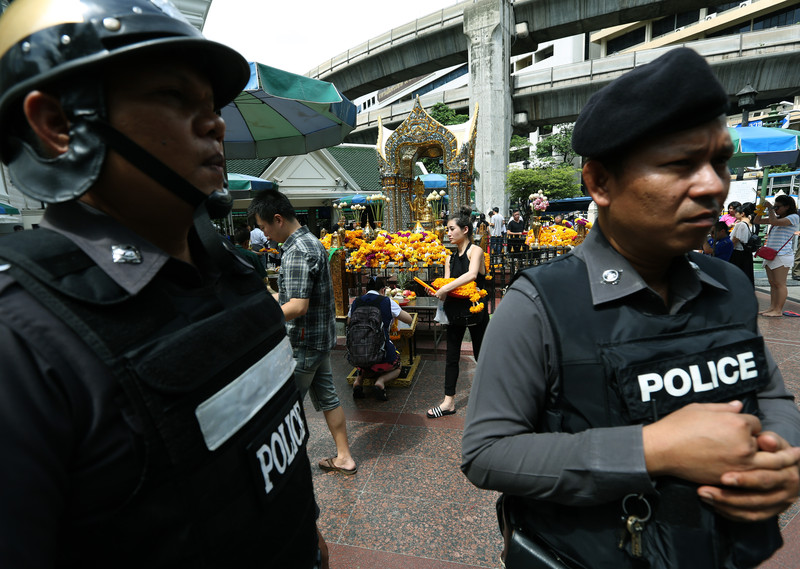 Am Jahrestag des Bombenanschlags auf den Erawan-Schrein zeigte die Polizei verstärkte Präsenz. 
