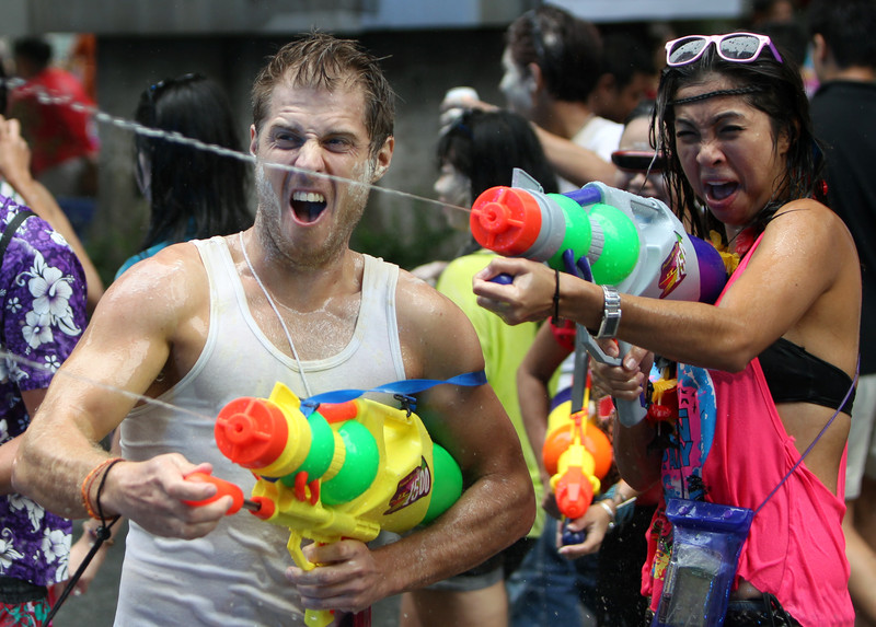 Urlauber aus aller Welt strömen zu Songkran nach Thailand und lassen die Kassen der Tourismusindustrie klingeln. Foto: epa/Rungroj Yongrit