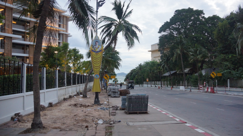 Noch sind die Bauarbeiten längst nicht abgeschlossen. Doch schon bald wird man hier herrlich vom Plaloma-Kreisverkehr zum Strand flanieren können.