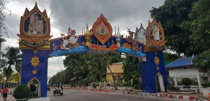 Auch der Torbogen zu Ehren Seiner Majestät König Vajiralongkorn erstrahlt im neuen Glanz.
