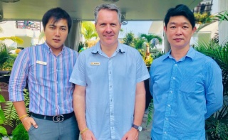 Die Geschäftspartner von Sunshine International Itphumm Tanatchok (l), Andrew Stocks (m) and Piya Chartkitjaroen (r).