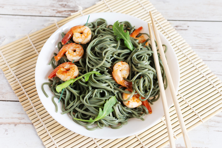 Grüne Spaghetti: Da die frische Alge geschmacklos ist, kann sie als Zutat für viele Speisen eingesetzt werden. Foto: Dodor_Inna / Adobe Stock