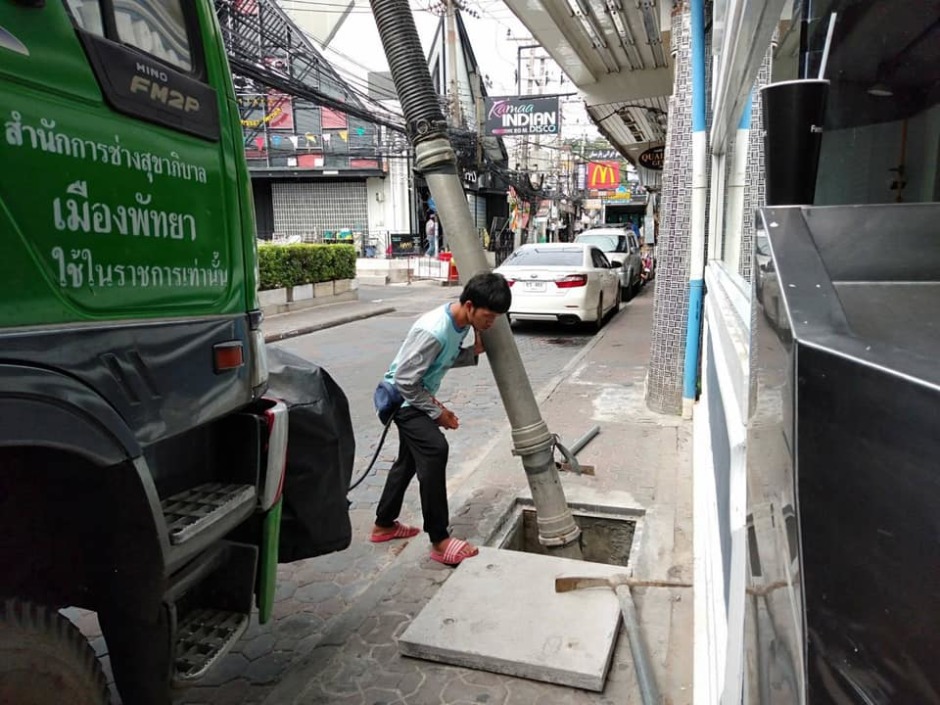Kanalreinigungsarbeiten werden nun fast ganzjährig durchgeführt und nicht erst kurz vor Beginn der Regenzeit. Foto: PR Pattaya