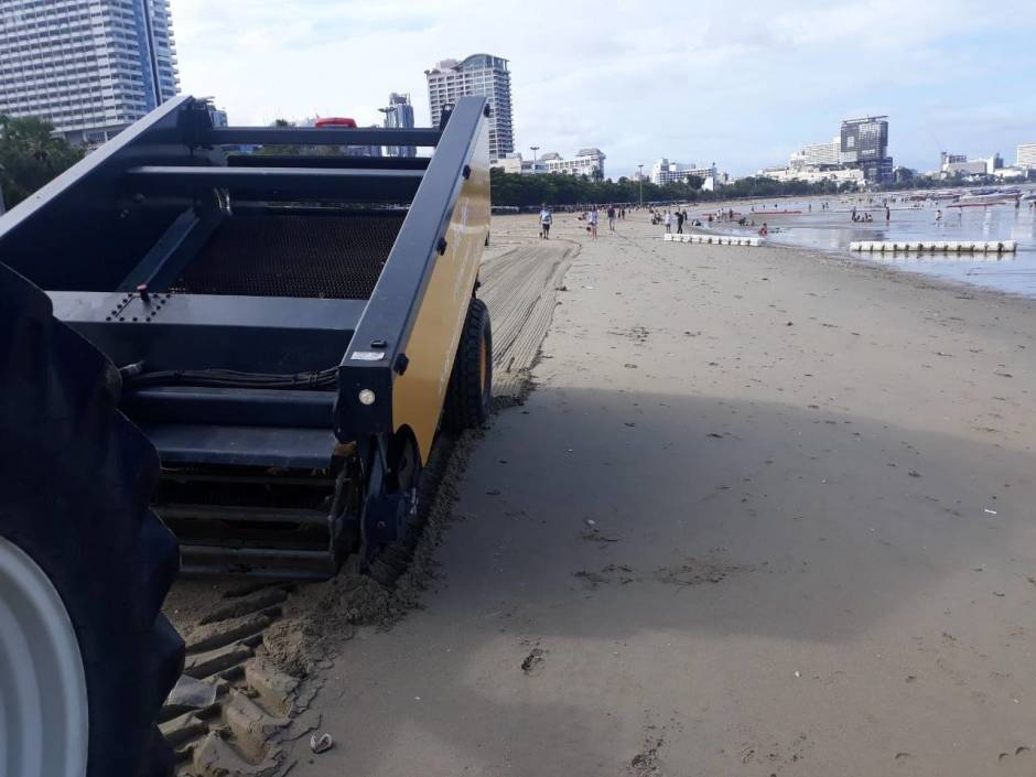 Am neuen Vorzeigestrand von Pattaya an der Beach Road wird eine Sandreinigungsmaschine eingesetzt. Mit Erfolg. Foto: PR Pattaya