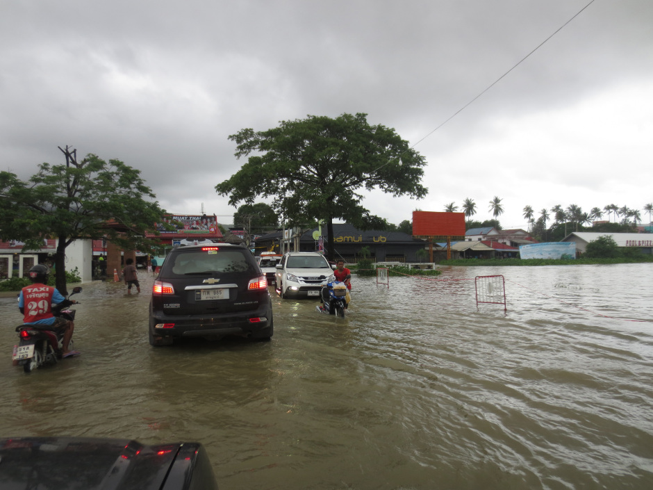 Das Ufer des Chaweng Lake ist überflutet worden und der Verkehr in Richtung Polizeistation konnte nur noch einspurig weiterlaufen.